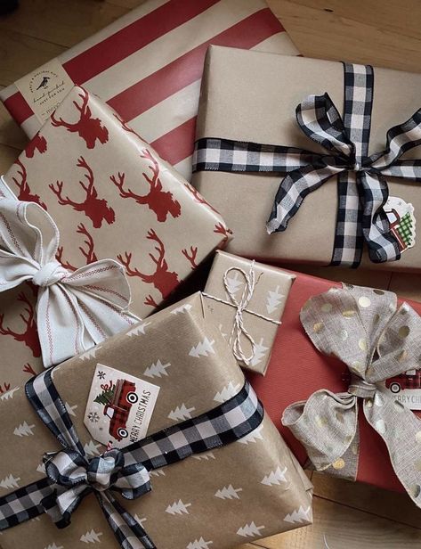 Giveaway Ideas Birthday, Wrapped Gifts, Christmas Dreaming, Christmas Themes Decorations, Christmas Feeling, Only Child, Christmas Mood, Christmas Gift Wrapping, Christmas Morning