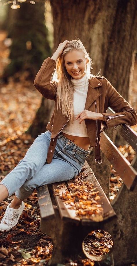 Womens Brown Leather Jacket, Autumn Photography Portrait, Leather Jacket Winter, Female Portrait Poses, Senior Portraits Girl, Fall Portraits, Fall Senior Pictures, Senior Picture Outfits, Winter Mode