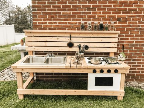 Kitchen Ideas Simple, Mud Kitchen Ideas, Outdoor Play Kitchen, Mud Kitchen For Kids, Gift Shop Interiors, Mud Kitchens, Backyard Kids, Kids Backyard, Diy Storage Rack