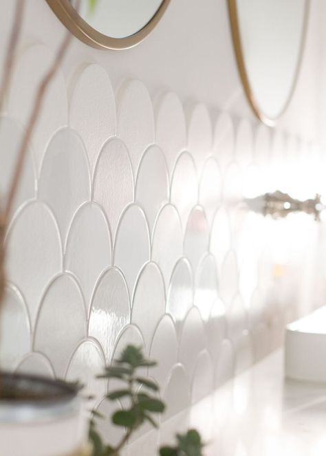 Mermaid Kitchen Backsplash, White Glazed Tile Bathroom, Bathroom Ideas With White Tile, White Fish Scale Tile Bathroom, Mermaid Tile Bathroom, Scallop Tile Bathroom, White Tiles Bathroom, Fish Scale Tile Backsplash, Fish Scale Tile Bathroom