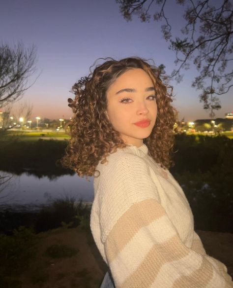 Marian Soler, Flores Aesthetic, Aesthetic Spotify, Shes Perfect, Beautiful Curly Hair, Curly Hair Inspiration, Short Curly Hair, Curly Girl, Face Claims