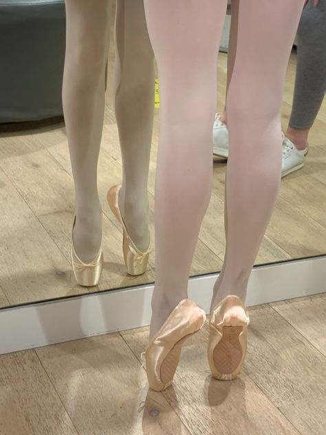 Ballet Pointe Shoes Aesthetic, Bloch Ballet Aesthetic, Ballet Aesthetic Pointe Shoes, Pointe Shoes Freed, Ballet Dancers Feet Damage, Ballet Pointe, Ballet Pointe Shoes, Beauty Leg, Ballet Photos