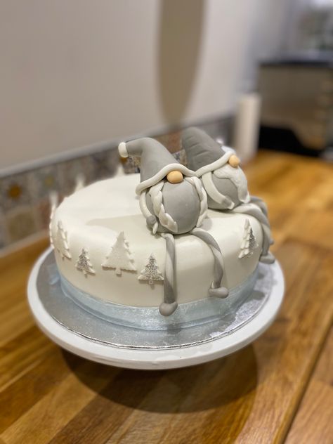 #gonks # Christmas cake #decoration Gonk Christmas Cake Ideas, Gonk Christmas Cake, Gonk Cake, Easy Christmas Cake Decorating Ideas Fondant, Gonks Christmas, Christmas Cake Decorations Fondant, Christmas Cake Designs Fondant, Christmas Cake Decoration, Fondant Christmas Cake