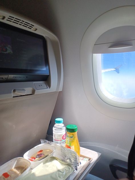 #airplane #meal #aesthetic Food In Airplane, Meal Snap, Long Plane Ride, Airplane Food, Plane Food, Plane Ride, Travel Aesthetic, Food Pictures, Energy Drinks