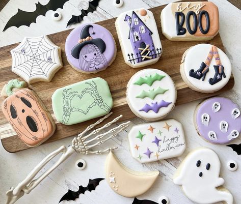 Witch Cookies Decorated, Pastel Halloween Cookies, Halloween Party Cookies, Decorated Halloween Cookies, Halloween Decorated Cookies, Galletas Halloween, Halloween Sugar Cookies Decorated, Witch Cookie, Cookies Decoration