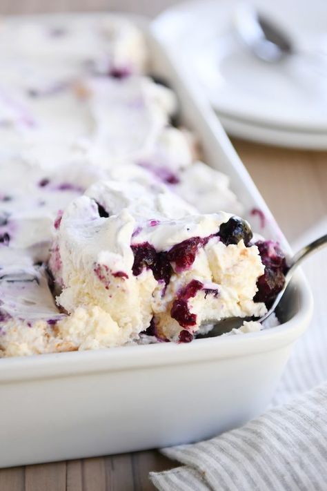 Blueberry Angel Food Cake, Raffaello Dessert, Angel Food Cake Desserts, Smores Dessert, Pecan Desserts, Torte Cupcake, Blueberry Desserts, Dessert Aux Fruits, Dessert Party