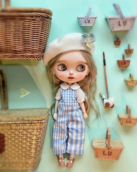 Haru | niini👧🏼🤍🩵#9nainaidoll#blythe#blytheoutfit#blythecustom#doll#dollclothes#blythedoll#dollphoto#dollstagram#アウトフィット#ブライス#手作り | Instagram Blythe Diorama, Blythe Outfit, Blythe Dolls, Facial, Carving, Dolls, Instagram