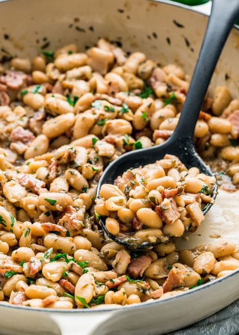 These White Beans with Bacon and Herbs are so simple to make, rich and savory, comforting, loaded with flavor and super delicious. www.jocooks.com #beansandbacon White Beans And Bacon, Beans And Bacon, Cannellini Beans Recipes, Beans With Bacon, White Bean Recipes, Jo Cooks, Meatless Dinner, Veggie Side Dishes, Bacon Recipes