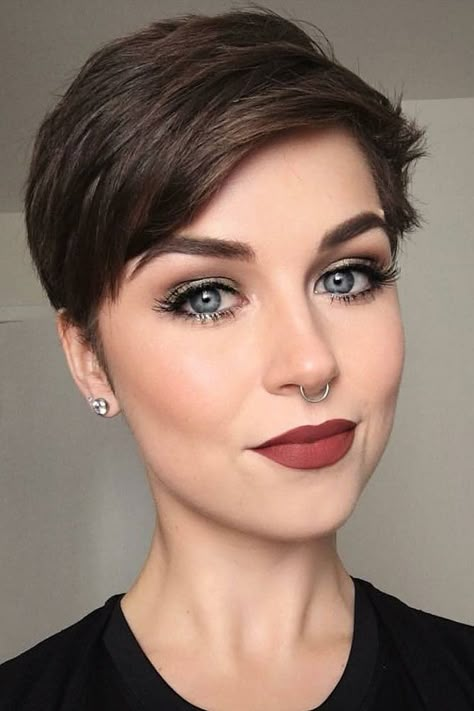 Pixie Cut Hair Ideas For Inspiration #pixiecute #pixiecutestyles #pixiecutideas Very Short Bangs, Very Short Pixie Cuts, Curly Pixie Hairstyles, Pixie Cut With Bangs, Oval Face Haircuts, Short Brown Hair, Short Hair Trends, Short Pixie Haircuts, Short Pixie Cut