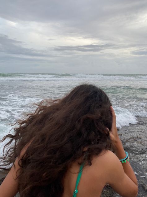 Curly Brunette Aesthetic, Brunette Curly Hair Aesthetic, Brunette Beach Aesthetic, Curly Hair Girl Aesthetic Faceless, Curly Hair Beach Aesthetic, Wavy Hair Aesthetic Faceless, Sally Jackson Aesthetic, Brunette Girl Aesthetic Faceless, Brunette Beach Girl