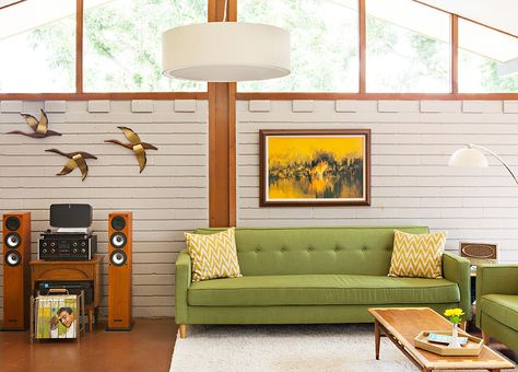 8 Inspiring MCM Living Rooms from Around the Web Mcm Living Room, Mcm Living, Mcm Home, Riverside House, Mid Century Ranch, Mcm House, Neutral Furniture, Simple Furniture, Wallpaper Living Room