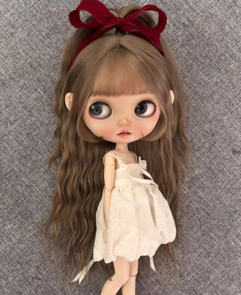 Facebook: Lucy Doll Ins: lucydoll_ Very cute blythe mohair wig also suitable for qbaby or other dolls with similar head circumference size:9~10" If you want bows in other colors, please leave a message Hard shell, very easy to wear and not easy to drop. There are many colors to choose from The bow are removable If you want bows in other colors, please leave a message Every work is made with heart, and I hope it will bring you happiness and good luck. If you have any questions, please feel free t Big Eyed Dolls, My Blythe Doll, Blythe Dolls Cute, Doll Icon, Victoria + Core, Brown Hair Green Eyes, Blythe Doll Clothes, Bjd Wig, Straight Blonde Hair