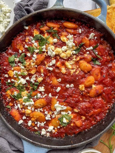 Gigantes Plaki (Greek Giant Baked Beans) Feta Stuffed Peppers, One Pot Vegetarian Recipes, Greek Roasted Potatoes, Health Cooking, White Bean Recipes, One Pot Vegetarian, Acid Reflux Recipes, Easy Summer Meals, Greek Dishes