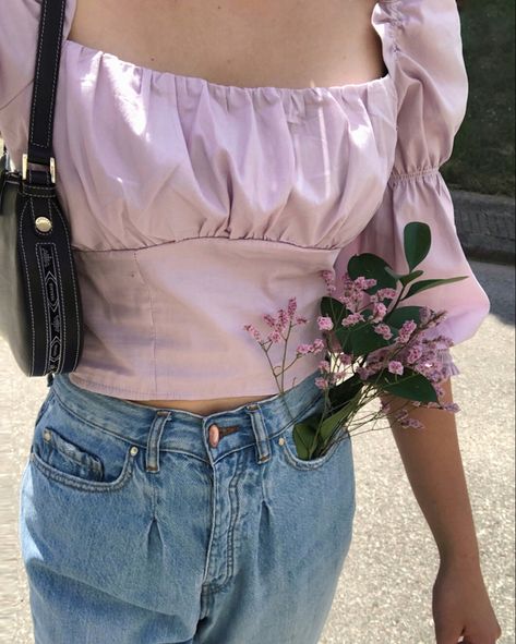 Dusty pink top with puffy sleeves, wide blue jeans, and a shoulder bag. Dusty Pink Top, Puffy Bag, Top With Puffy Sleeves, Trendy Summer Outfits, Trendy Outfit, Puffy Sleeves, Pink Top, Pink Outfit, Pink Tops