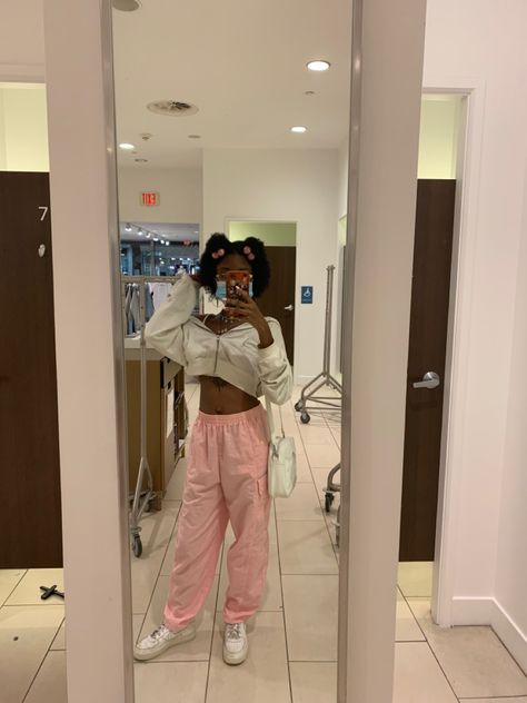 Athleisure Outfits Pink, Pink Nike Sweatpants Outfit, Pink Sporty Outfits, Sweatpants Outfit Pink, Sweatpants Outfit Street Styles, Pink Sweats Outfit, Cargo Sweatpants Outfit, Pink Sweatpants Outfit, Nike Sweatpants Outfit