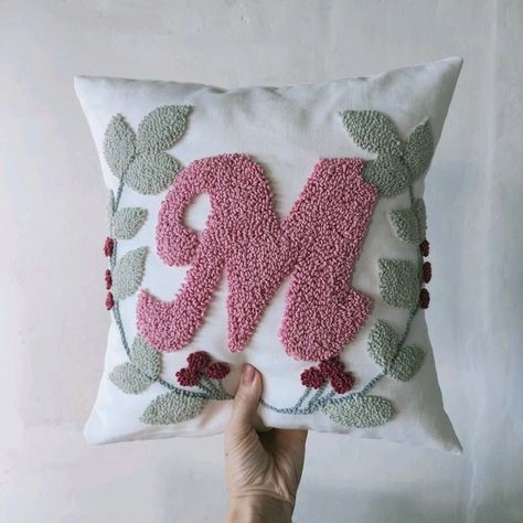 Punch Needle #PunchNeedle Needle Cushion, Pillow Inspiration, Diy Embroidery Designs, Jewelry Box Diy, Punch Needle Patterns, Handmade Embroidery Designs, Sewing Pillows, Crochet Cushions, Punch Needle Embroidery