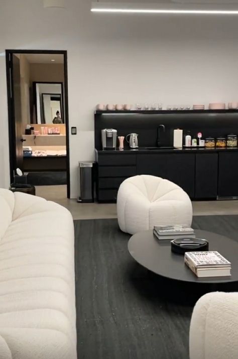 Kylie Jenner Office Interior, Kylie Jenner Home Decor, Kylie Jenner Office, Kylie Cosmetics Office, Kylie Office, Kylie Jenner Bedroom, Kylie's House, Kylie Jenner Room, Kardashian Homes