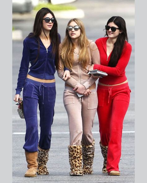 2000s on Instagram: “a casual sunday look with the spice of ugg boot coordination. tag ur left and right⠀ ⠀ #2000s #kardashians #uggboots” 2000s Winter Outfits, Hourglass Outfits, Girl Uggs, Ugg Boots Outfit, 2000s Outfit, Ugg Boot, Casual Attire For Women, Early 2000s Fashion, 2000s Outfits