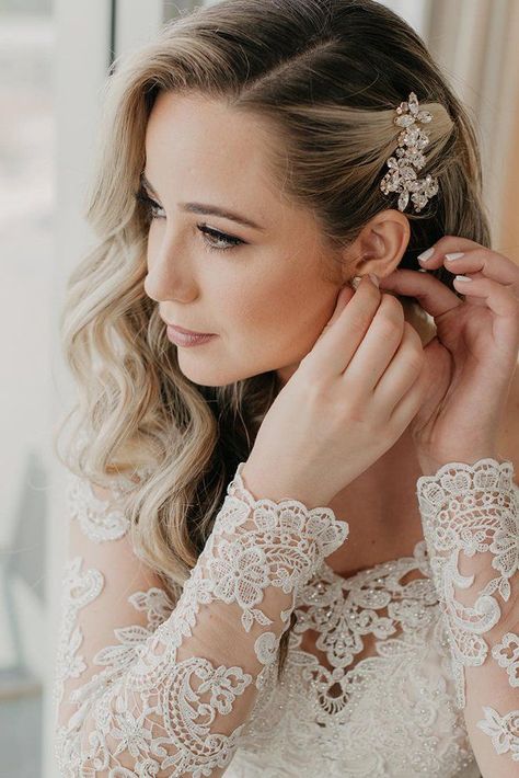 30 Timeless Classic Wedding Hairstyles ❤ classic wedding hairstyles volume blonde curls pinned to one side stylemeelvi #weddingforward #wedding #bride #classicweddinghairstyles #weddinghairstyles Hair Down To The Side, Simple Bridal Hairstyle, Hair Pinned Back, Bridal Hair Down, The Trend Spotter, Beautiful Wedding Hair, Wedding Hair Side, Classic Wedding Hair, Side Swept Hairstyles