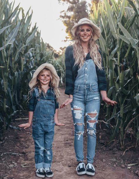 Semi Formal Outfit Ideas, Scarecrow Costume Women, Farmer Halloween Costume, Mother Daughter Halloween Costumes, Farmer Costume, Formal Outfit Ideas, Modest Halloween Costumes, Halloween Costumes Scarecrow, Costume Family