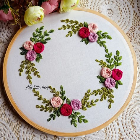 Hand Embroidery Hoop Designs, Rococo Embroidery, Hoop Art Design, Embroidery Hoop Art Diy, Basic Hand Embroidery Stitches, Embroidery Stitches Beginner, Simple Hand Embroidery Patterns, Hand Beaded Embroidery, Hand Embroidery Patterns Flowers