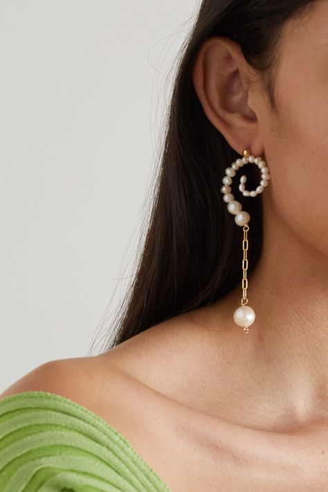 7 Fall and Winter Accessory Trends That Are Outfit Makers | Who What Wear Beach Style Jewelry, Diy Pearl Necklace, Art Coquillage, Winter Earrings, Elegant Styles, In Focus, Fall Earrings, Gold Pearl Earrings, Handmade Wire Jewelry