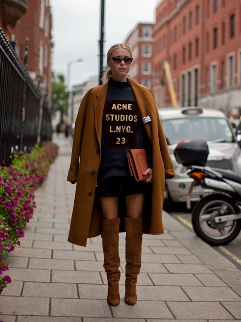 Love this color combo - rust/ autumn combined with black - Pernille teisbæk Camel Boots Outfit, Casual Chique Stijl, Bota Over, Winter Boots Outfits, Coat Street Style, Coast Style, Fall Inspiration, La Fashion Week, Street Style Winter