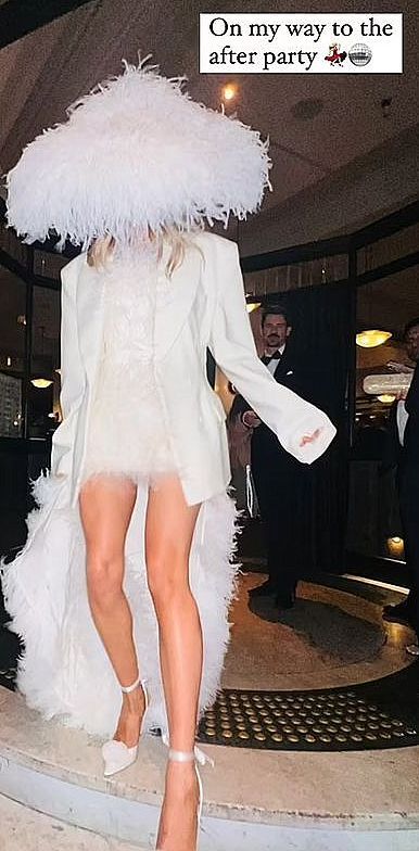 An unconventional Wedding Gown of ostrich feathers and matching wide-brimmed hat worn by an Aussie bikini designer. #wedding #weddingstyle #weddingdress #weddinghat #ostrichweddingdress #weddingdesign #dressdesign #perfectaffair #weddingdecor #celebritywedding #fashion Ostrich Feather Hat, Ostrich Feather Wedding Dress, 30th Birthday Dresses, Wedding Dress With Feathers, Feather Fashion, Bridal Hat, Unconventional Wedding, Feather Hat, Feather Dress