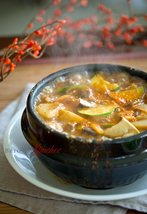 Korean Soybean Paste Stew with Beef (sogogi doenjang jjigae) Korean Beef Stew, Doenjang Jjigae, Koreansk Mad, Korean Recipe, Korean Soup, Korean Kitchen, Soy Bean, Recipe Beef, Korean Cooking