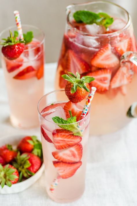 Spring Drink Recipes, Drinks Com Vodka, Gin Smash, Strawberry Gin, Spring Drink, Cocktail Gin, Batch Cocktails, Gin Cocktail Recipes, Gin Drinks