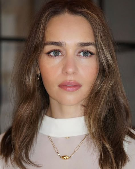 Emilia Clarke Brown Hair, Emilia Clarke Makeup, Latte Brunette, Emilia Clarke Hair, Emilia Clarke Style, Actrices Hollywood, Ash Brown, Emilia Clarke, Wedding Hair And Makeup