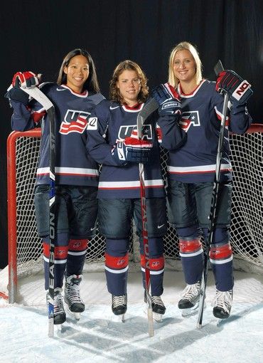 hockey pose Hockey Media Day, Hockey Portraits, Women Hockey, Hockey Photos, Usa National Team, Hockey Sweater, Sports Pics, Hockey Pictures, Sport Portraits