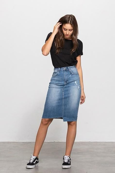 Summer Denim Skirt Outfit, Denim Skirts Outfit, Girl Skirt Outfit, Denim Skirt Outfit Aesthetic, Knee Length Skirts Outfits, Denim Skirt Outfit Winter, Long Black Skirt Outfit, Denim Skirt Outfit Summer, Knee Length Jean Skirts