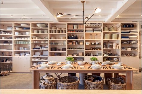 Jenni Kayne Home in Montecito Interior Design Minimalist, Store Concept, Store Layout, Store Interiors, Jenni Kayne, Retail Store Design, Kitchen Store, Lifestyle Store, Store Interior