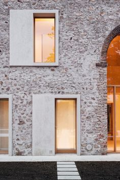 studio wok blends history and modernity with a country home in verona Structures Architecture, Architecture Futuristic, Architecture Minimalist, Falling Waters, Country Modern Home, Stone Facade, Stone Barns, Design Exterior, Minimalist Architecture