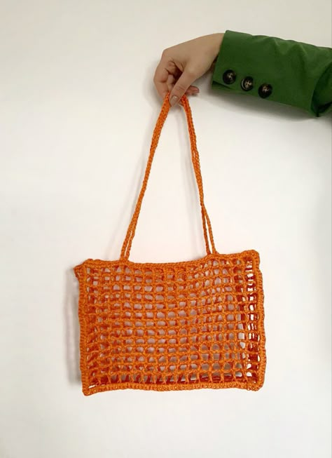 Net crochet pattern with vegan orange raffia. Handmade shoulder tote. Easy Crochet Free Patterns, Crochet Net Bag, Net Crochet, Crochet Beach Bag, Crochet Orange, Crochet Net, Crochet Free Patterns, Raffia Crochet, Crochet Beach Bags