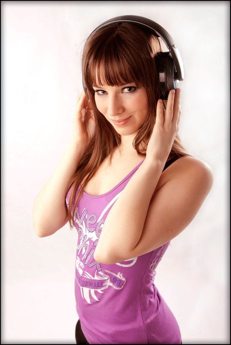 Headphone by EnjiNight on @DeviantArt Enji Knight, Headphones Pose, Test Photoshoot, Enji Night, Supergirl Cosplay, Yoko Littner, Girl With Headphones, Senior Photo Poses, Night Pictures