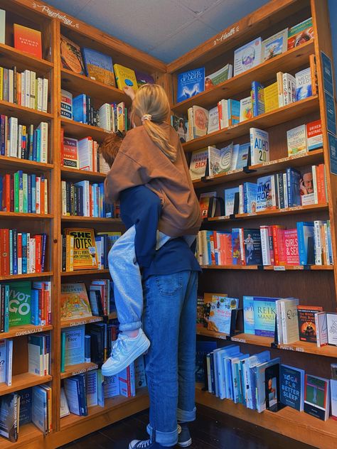 Book Dates Aesthetic, Aesthetic Book Store Pictures, Bookshop Date Aesthetic, Book Store Date Aesthetic, Book Store Pictures, Library Date Aesthetic, Bookstore Date Aesthetic, Book Date Aesthetic, Bookshop Date