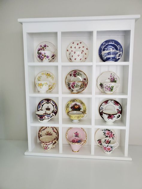 Tea Cup Collection Display, Teacup Display Ideas, Coffee Bar Set Up, Tea Cup Display Ideas, Vintage Tea Cups Display, Mug Display Shelf, Mug Collection Display, Tea Set Display, Tea Cup Storage