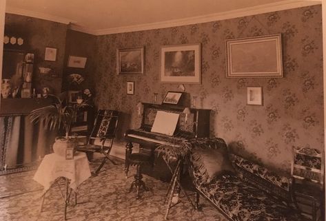 English middle-class Victorian parlour with floral wallpaper and curtained fireplace c. 1900 Victorian Sitting Room, Edwardian Interiors, Victorian Drawing Room, Victorian Parlour, Edwardian Homes, Victorian Flat, Victorian Rooms, Victorian Carpet, Victorian House Interiors