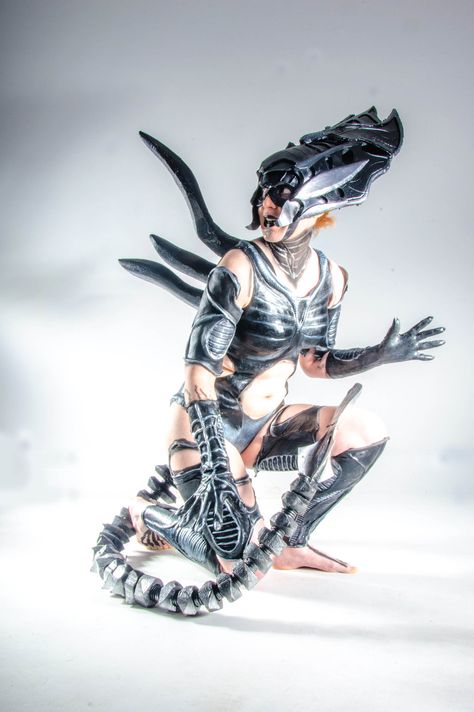 Xenomorph Cosplay, Xenomorph Costume, Alien Cosplay, Drag Fashion, Alien Halloween, Aliens Vs Predator, Alien Queen, Arte Alien, Alien Predator