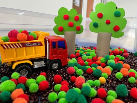 Children explore picking apples in the orchard. 🌳 Red/green pom pom as the apples, red beans as the soil. Apple Picking Sensory Bin, Apple Washing Sensory, Apple Pie Sensory Bin Recipe, Pompom Apples Sensory Bag, On The Farm Sensory Play, Apple Picking, Red Beans, Sensory Bins, Sensory Activities