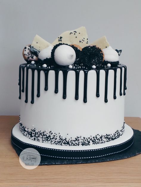 Star Wars Torte, Bolo Drip Cake, Black And White Cake, Black White Cakes, Red Birthday Cakes, White Birthday Cakes, White Cake Recipe, Birthday Cake For Him, White Cakes