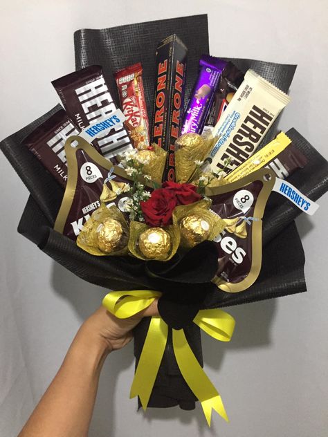 Chocolate Bouquet Aesthetic, Bouquet Diy Gift, Snack Tower, Chocolate San Valentin, Graduation Leis, Bff Birthday Gift, Bff Birthday, Diy Birthday Gifts For Friends, Chocolate Bouquet