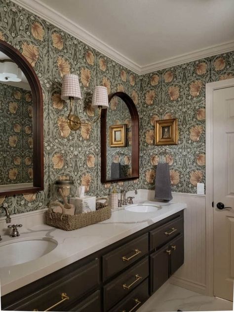 Big Bathroom Design, Wildflower Home, Spanish Revival Home, Huge Design, Dining Room Wallpaper, Bathroom Design Trends, How To Hang Wallpaper, Vintage Bathrooms, Big Bathrooms