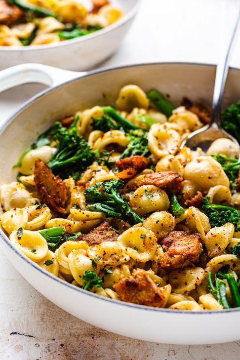 Vegan broccoli pasta with chick'n - Lazy Cat Kitchen Vegan Broccoli Pasta, Lazy Cat Kitchen, Vegan Broccoli, Meatless Meal, Cat Kitchen, Marinated Tofu, Vegan Bacon, Broccoli Pasta, Small Pasta