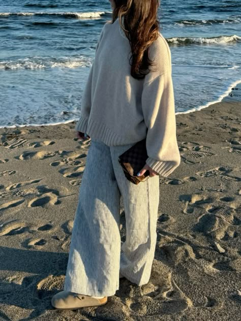 Linen Pants Outfit Business Casual, Timeless Beach Outfit, Casual Beach Aesthetic, Boat Outfit Winter, Fashion Neutral Aesthetic, Coastal Going Out Outfit, Malibu Outfit Winter, Linen Pants Aesthetic Outfit, Coastal Feminine Outfit