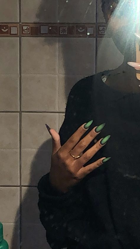 Simple Trendy Acrylic Nails, Green Black Nails Aesthetic, 2010 Nail Trends, Nails Green Inspiration, Olive Green Nails Acrylic Long, Acrylic Only Nails, Black And Green Ombré Nails, Emerald Green Aura Nails, Green French Tips With Design