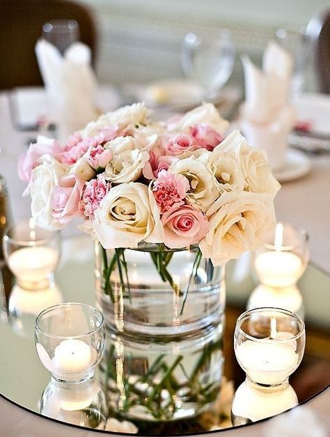 a round mirror, glass candle holders and pastel flowers Cakes Elegant, Unique Wedding Centerpieces, Table Rose, Wedding Flowers Roses, Wedding Cakes Elegant, Candle Wedding Centerpieces, Tafel Decor, Wedding Reception Centerpieces, Spring Roses