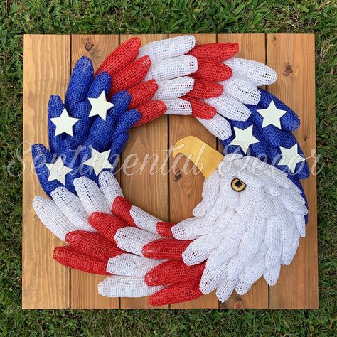 Learn how to make this Eagle wreath! Patriotic Eagle Wreath Tutorial #independenceday #eaglewreathvideo #patrioticwreath #wreathtutorial #learntomakeeagle #wreath #diyeaglewreath #4thofjulywreath #uniqueinthecreek #uitc Eagle Wreath, Couronne Diy, Moss Letters, American Flag Wreath, Flag Wreath, Candy Wreath, Patriotic Eagle, 4th July Crafts, Diy Burlap